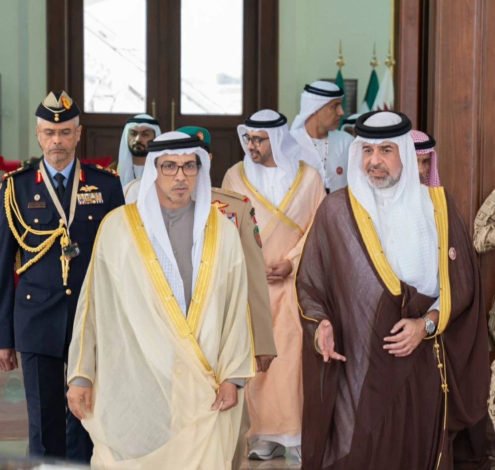 منصور بن زايد يصل إلى البحرين للمشاركة في القمة الخليجية