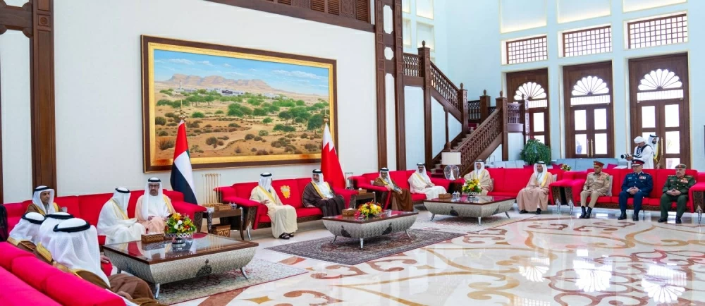 منصور بن زايد يصل إلى البحرين للمشاركة في القمة الخليجية