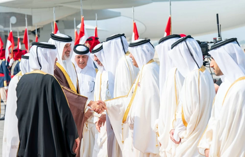رئيس الوزراء وزير الخارجية القطري يصل البحرين للمشاركة في القمة الخليجية