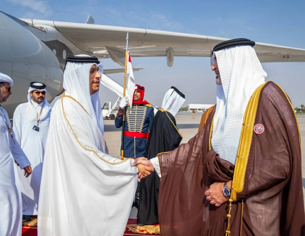 رئيس الوزراء وزير الخارجية القطري يصل البحرين للمشاركة في القمة الخليجية