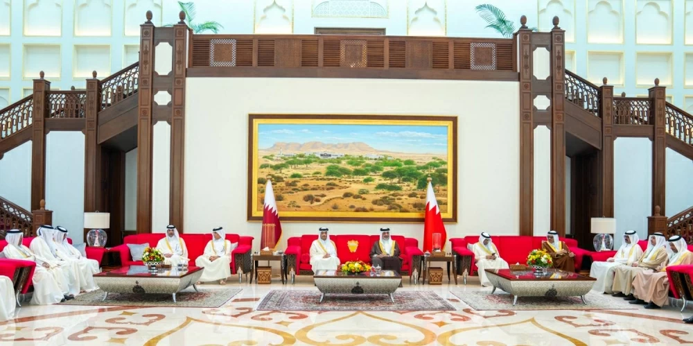 رئيس الوزراء وزير الخارجية القطري يصل البحرين للمشاركة في القمة الخليجية