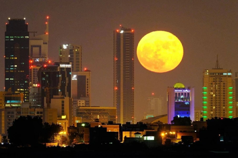 آل عصفور: سماء المملكة تشهد &laquo;القمر العملاق&raquo; الأخير في 2025 مساء اليوم