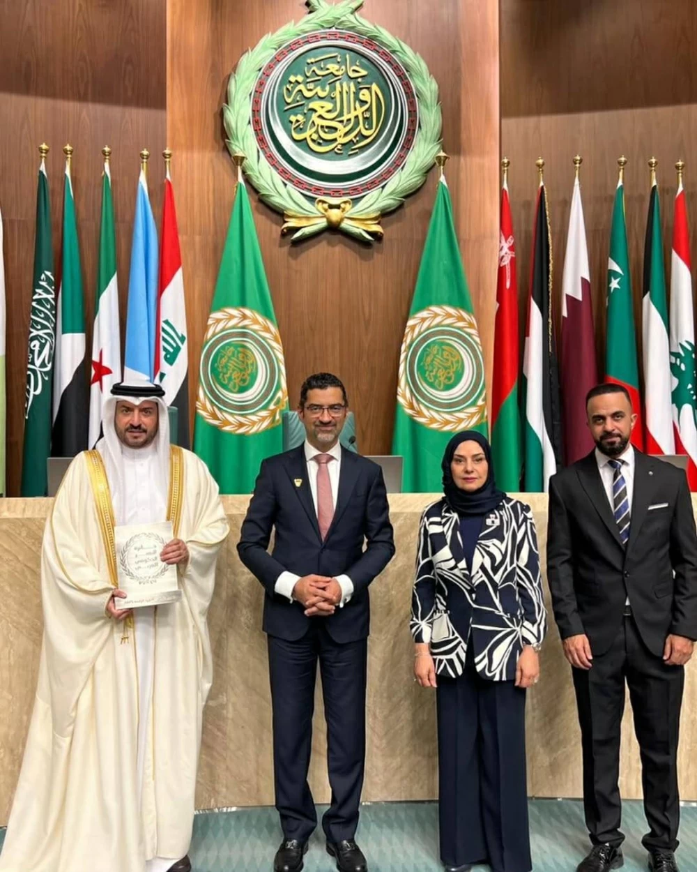 وزير البلديات يتسلم جائزة التميز الحكومي العربي في فئة التكريم الخاص