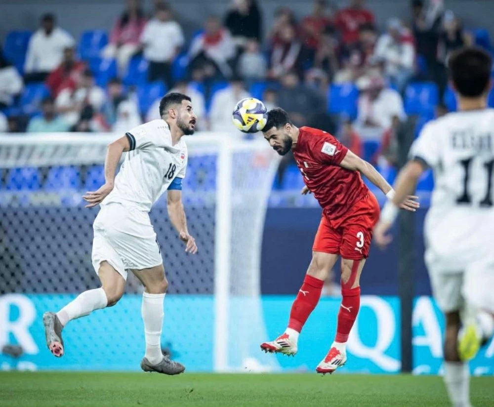 الأحمر يواجه محاربين الصحراء في آخر فرصة للحفاظ على أمل التأهل