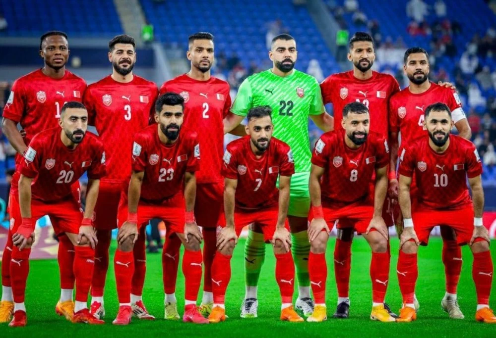 الأحمر يواجه محاربين الصحراء في آخر فرصة للحفاظ على أمل التأهل