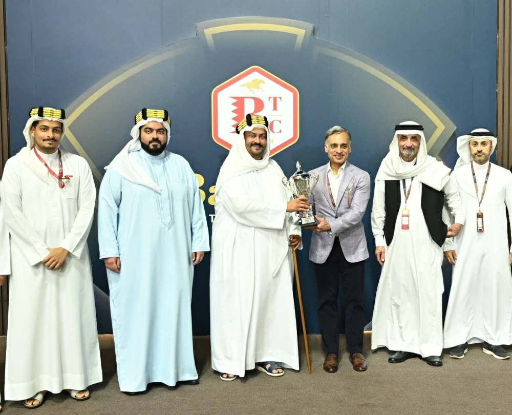 فيصل بن راشد يشهد السباق السابع للخيل بمنطقة الرفه