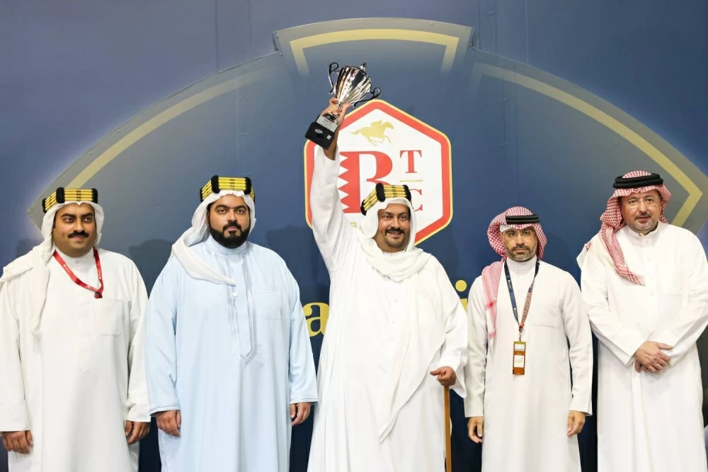 فيصل بن راشد يشهد السباق السابع للخيل بمنطقة الرفه