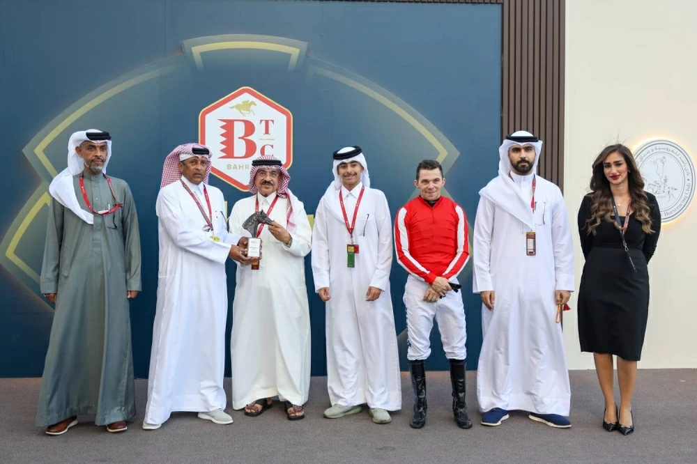 فيصل بن راشد يشهد السباق السابع للخيل بمنطقة الرفه