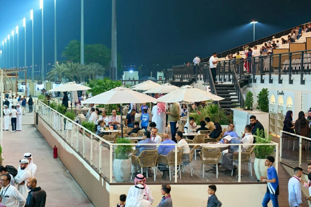 فيصل بن راشد يشهد السباق السابع للخيل بمنطقة الرفه