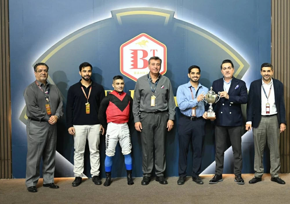 فيصل بن راشد يشهد السباق السابع للخيل بمنطقة الرفه