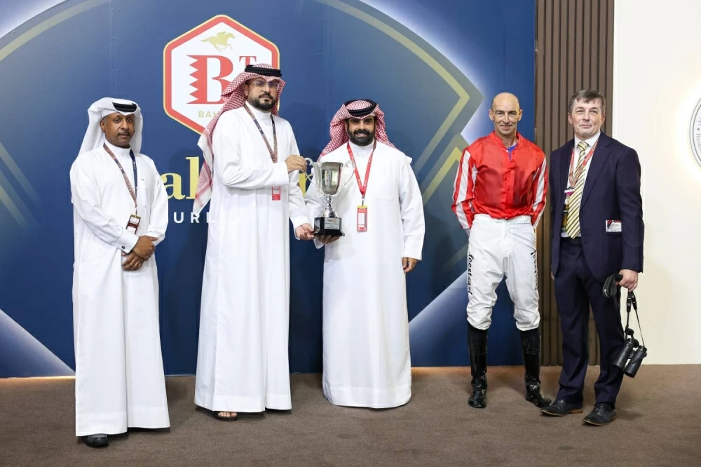 فيصل بن راشد يشهد السباق السابع للخيل بمنطقة الرفه