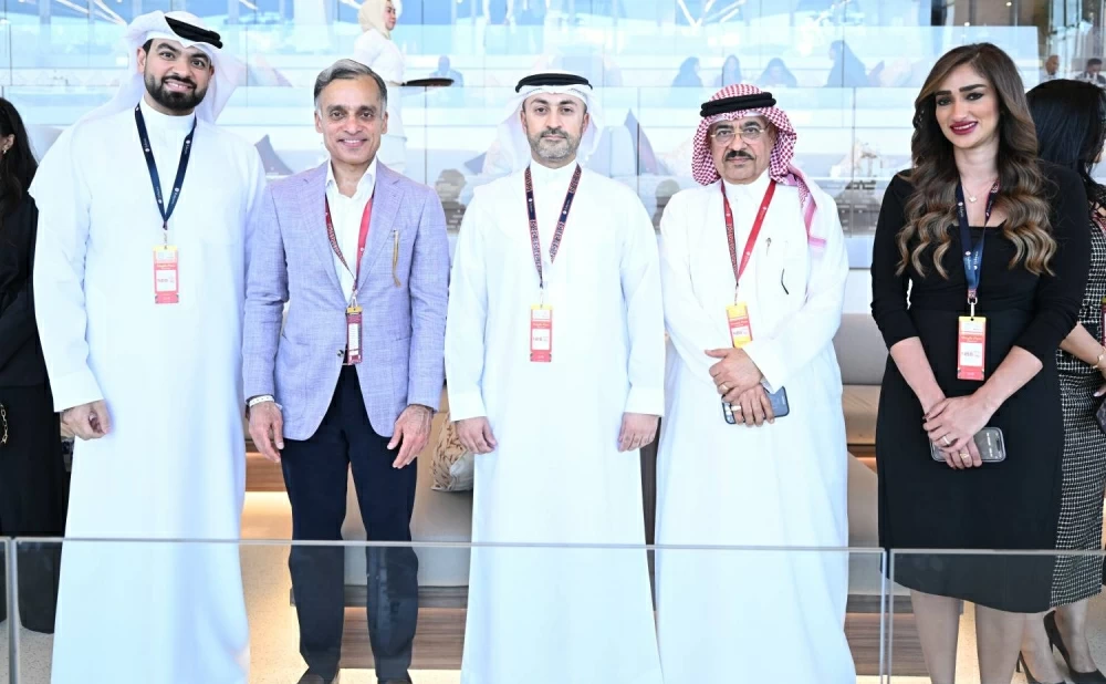 فيصل بن راشد يشهد السباق السابع للخيل بمنطقة الرفه