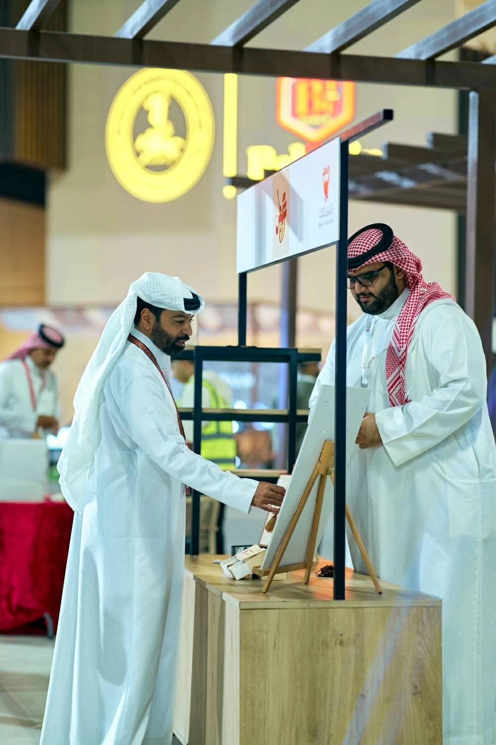 فيصل بن راشد يشهد السباق السابع للخيل بمنطقة الرفه