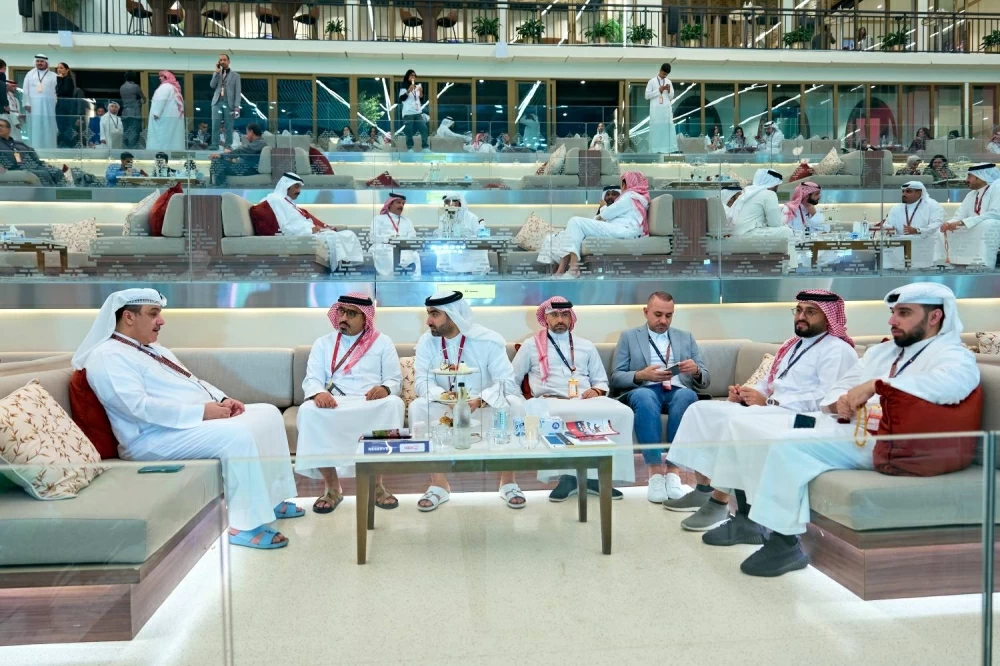 فيصل بن راشد يشهد السباق السابع للخيل بمنطقة الرفه