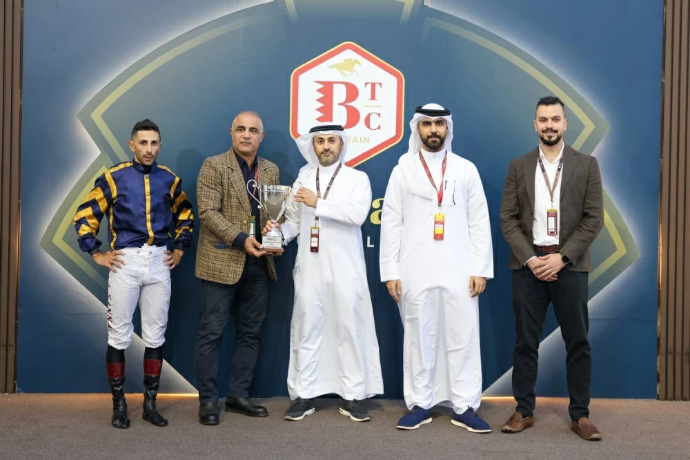 فيصل بن راشد يشهد السباق السابع للخيل بمنطقة الرفه