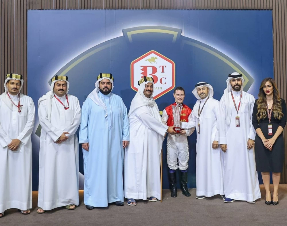 فيصل بن راشد يشهد السباق السابع للخيل بمنطقة الرفه