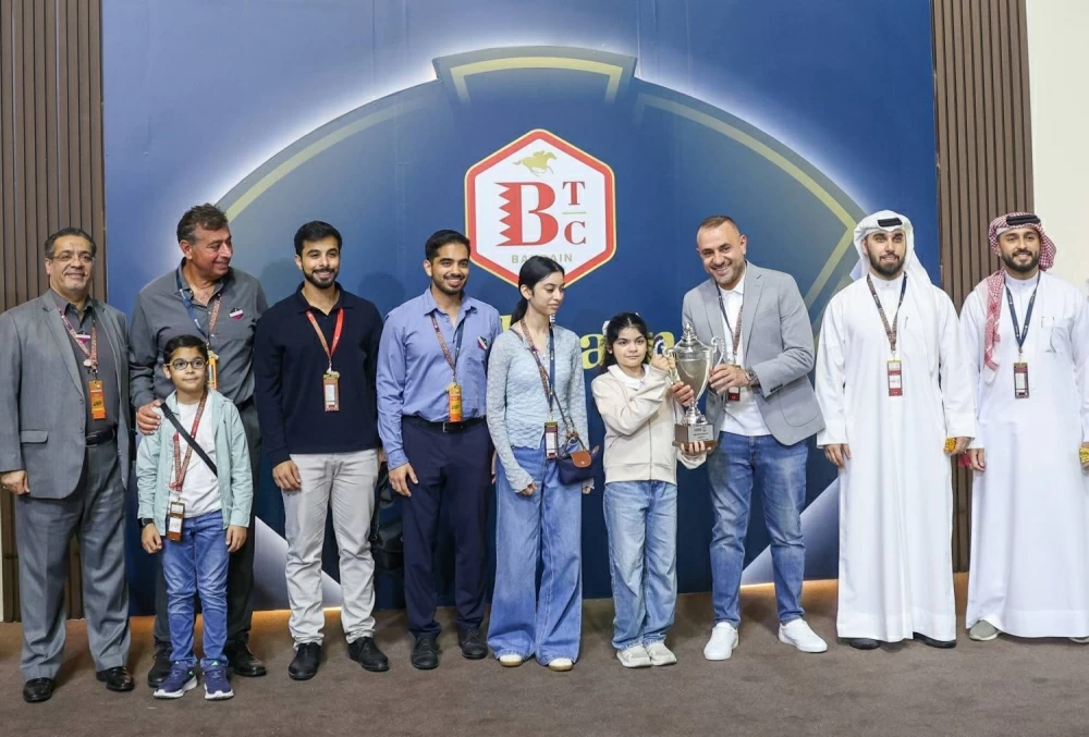 فيصل بن راشد يشهد السباق السابع للخيل بمنطقة الرفه