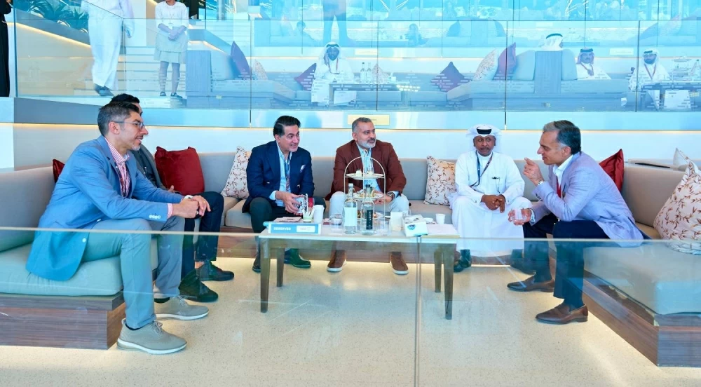 فيصل بن راشد يشهد السباق السابع للخيل بمنطقة الرفه