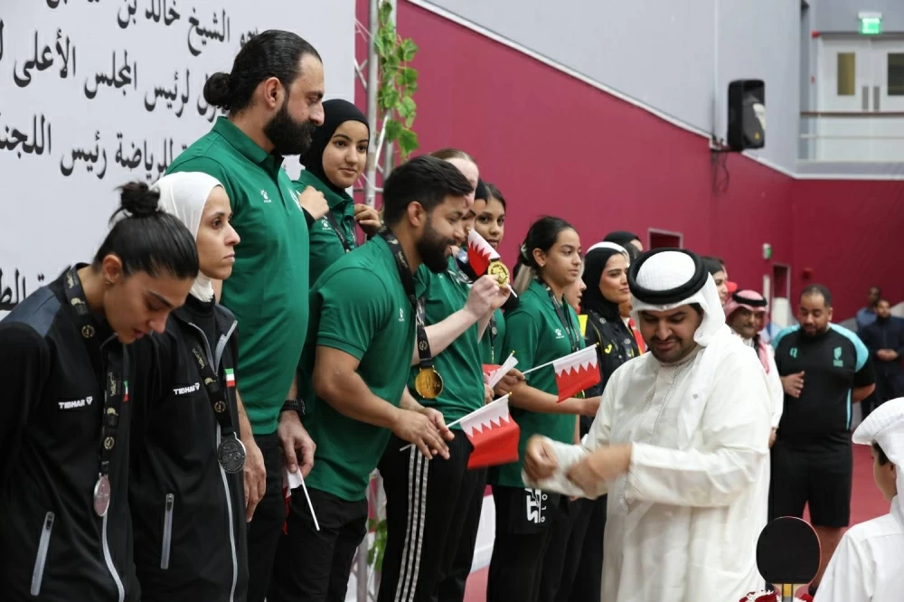 عيسى بن علي يشهد ختام بطولة أندية غرب آسيا لكرة الطاولة للرجال والسيدات