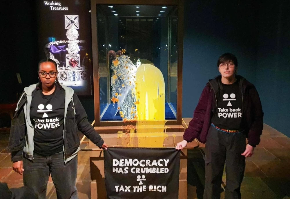 القبض على 4 محتجين لطّخوا صندوق عرض التاج البريطاني