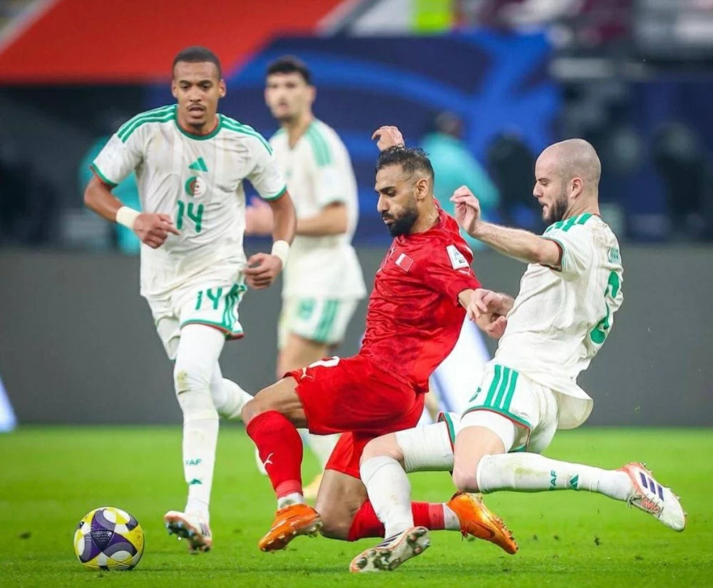 الأحمر عانى من بطء &laquo;مُتعب&raquo; في وسط الملعب