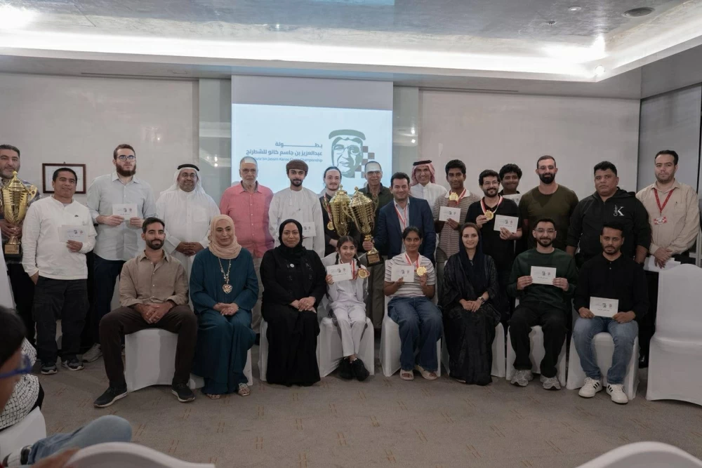 تتويج الفائزين في ختام بطولة عبدالعزيز بن جاسم كانو للشطرنج بحضور عدد من أفراد عائلة كانو