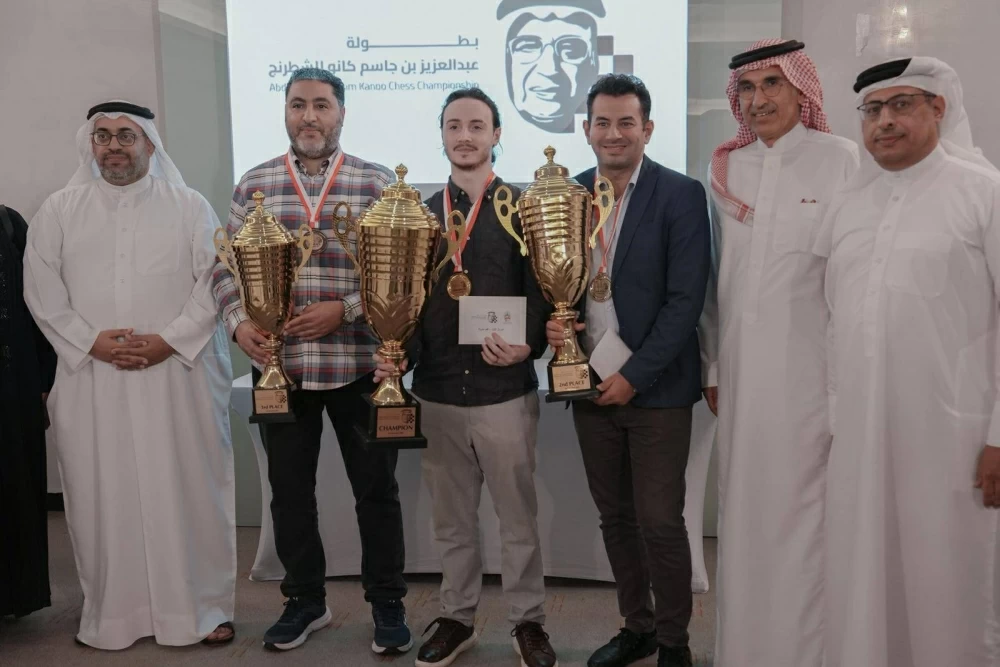 تتويج الفائزين في ختام بطولة عبدالعزيز بن جاسم كانو للشطرنج بحضور عدد من أفراد عائلة كانو