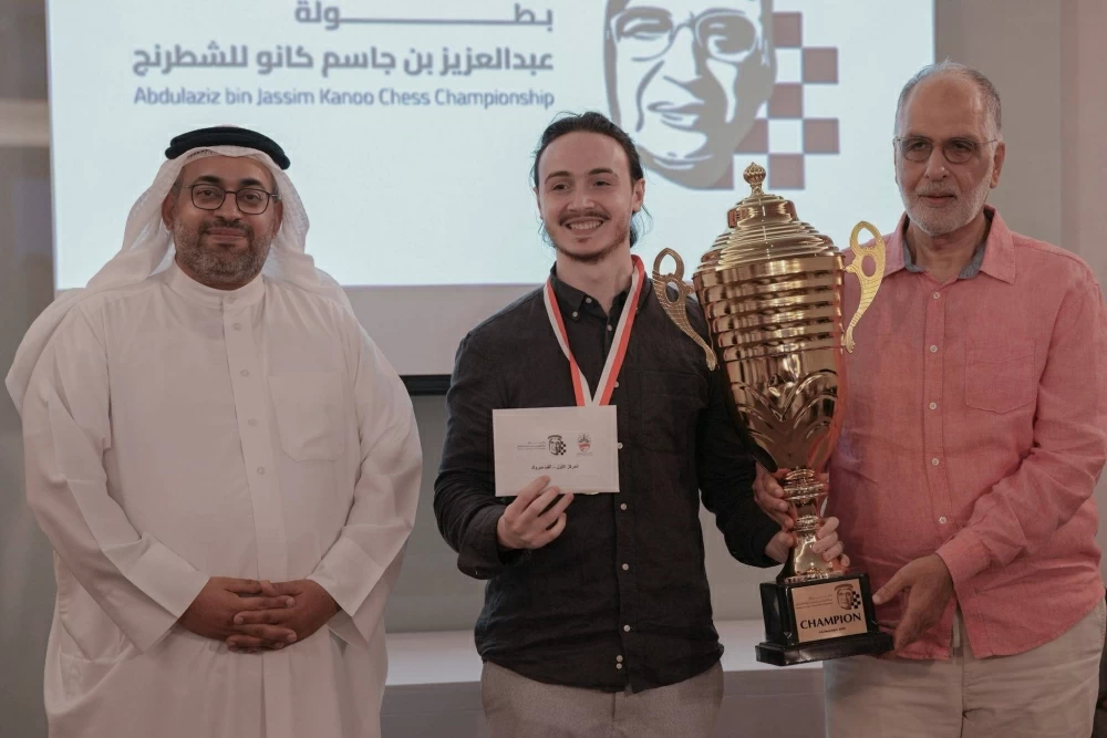تتويج الفائزين في ختام بطولة عبدالعزيز بن جاسم كانو للشطرنج بحضور عدد من أفراد عائلة كانو