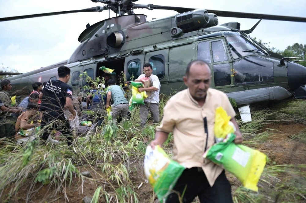 ارتفاع عدد قتلى فيضانات إندونيسيا إلى أكثر من 900
