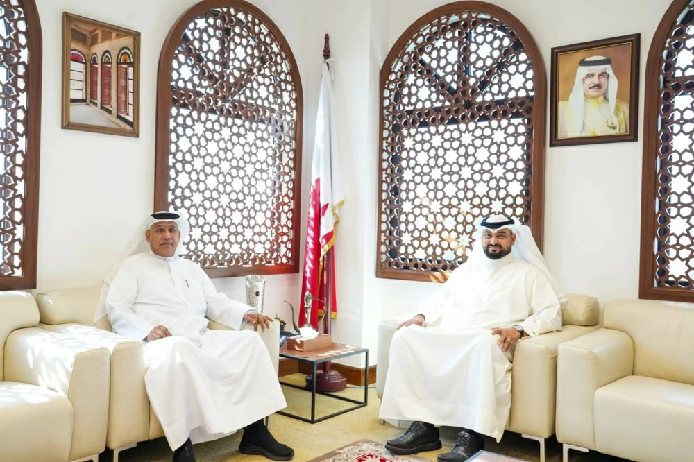 الدولي الخليجي &hellip; يمنح درع الريادة والتميز لأحمد قراطة احتفاءً بمسيرته ودوره في المجال التشريعي