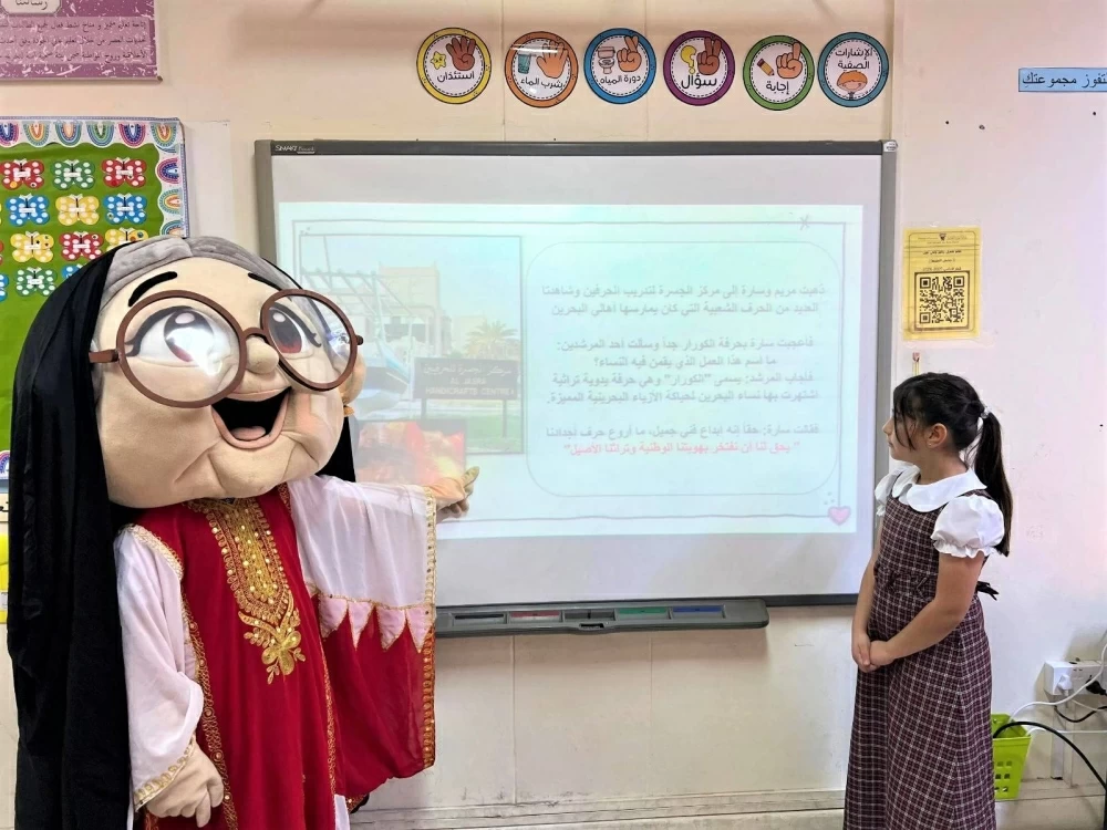 حكايات (الجدة نورة) ترسّخ الهوية الوطنية في مدرسة مدينة حمد الابتدائية للبنات