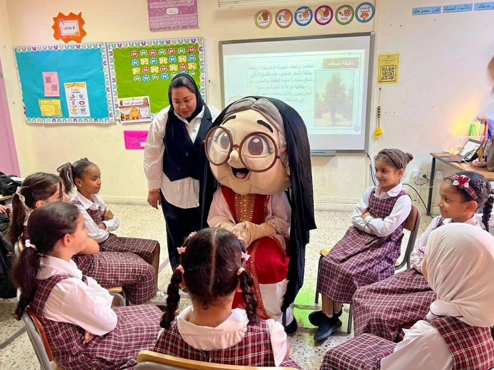 حكايات (الجدة نورة) ترسّخ الهوية الوطنية في مدرسة مدينة حمد الابتدائية للبنات