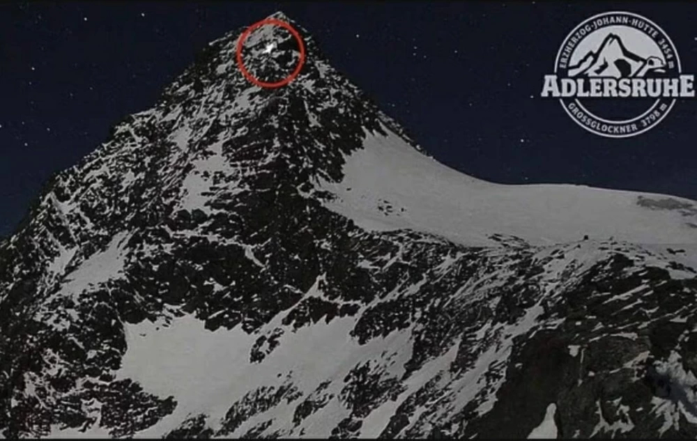 رحلة شتوية تنتهي بمأساة.. رجل يترك صديقته على قمة جبل لتتجمد حتى الموت (صور)