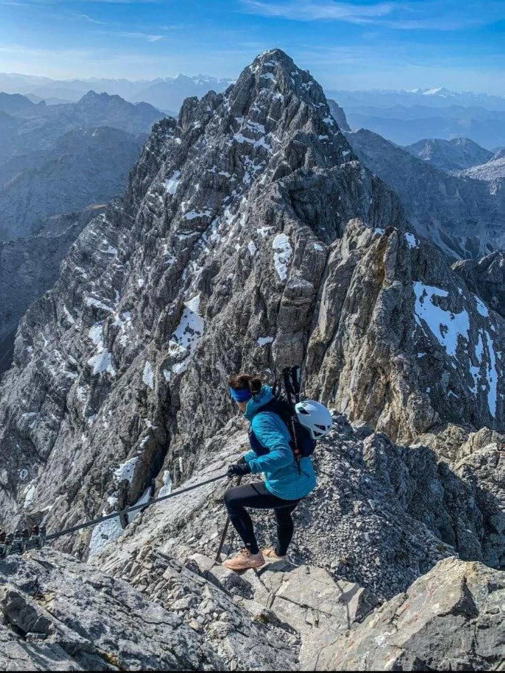 رحلة شتوية تنتهي بمأساة.. رجل يترك صديقته على قمة جبل لتتجمد حتى الموت (صور)