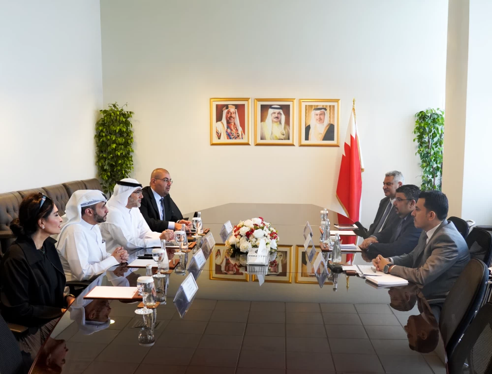 وزير شؤون الكهرباء والماء يجتمع مع جمعية وكلاء السيارات البحرينية