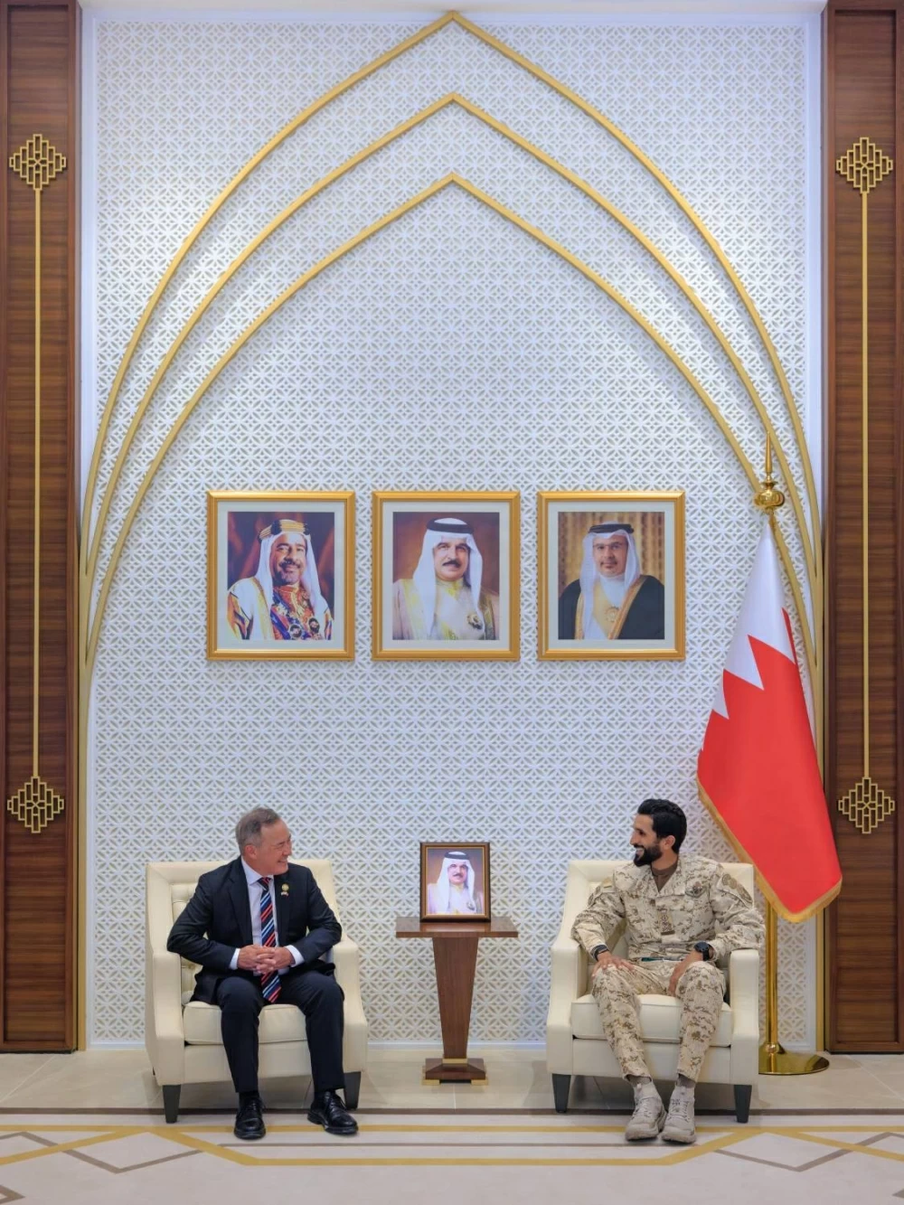 ناصر بن حمد يستقبل وفداً من الكونغرس الأمريكي برئاسة النائب جيمس مويلان