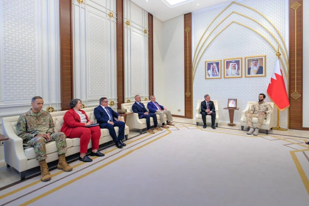 ناصر بن حمد يستقبل وفداً من الكونغرس الأمريكي برئاسة النائب جيمس مويلان