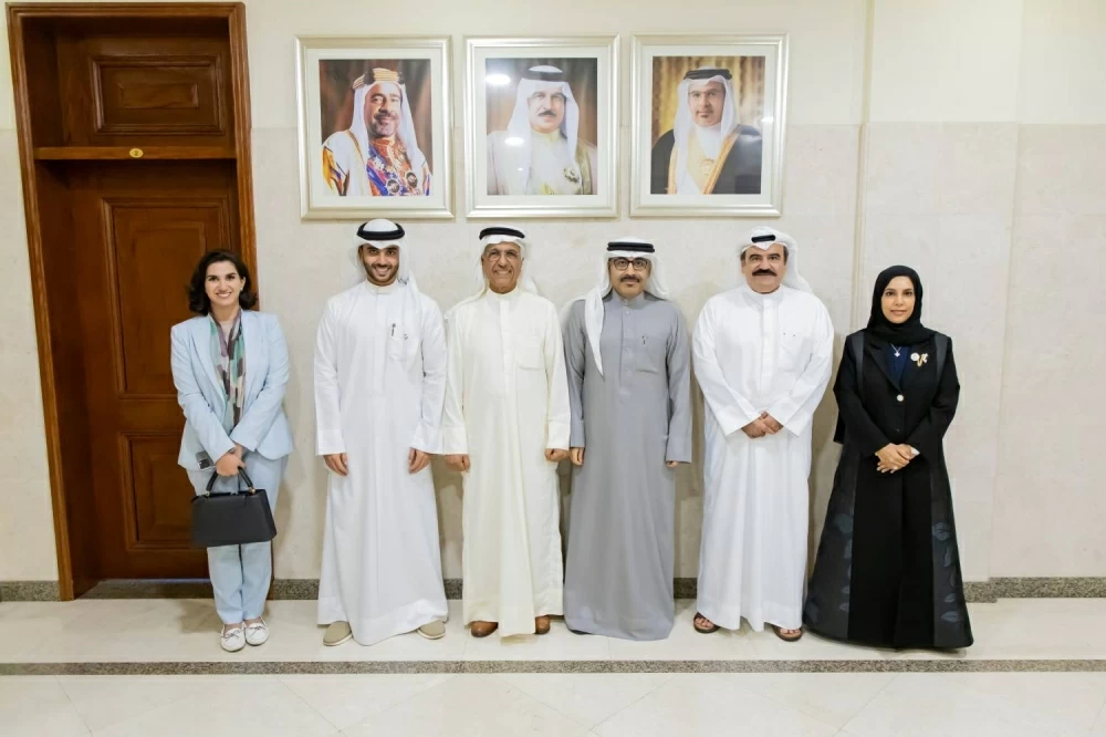 وزير التربية يستقبل وفدًا من مجموعة التعليم أولوية بدولة الكويت