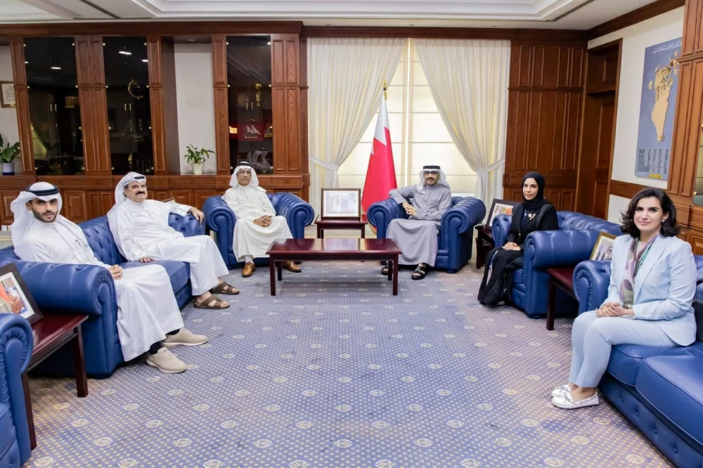 وزير التربية يستقبل وفدًا من مجموعة التعليم أولوية بدولة الكويت