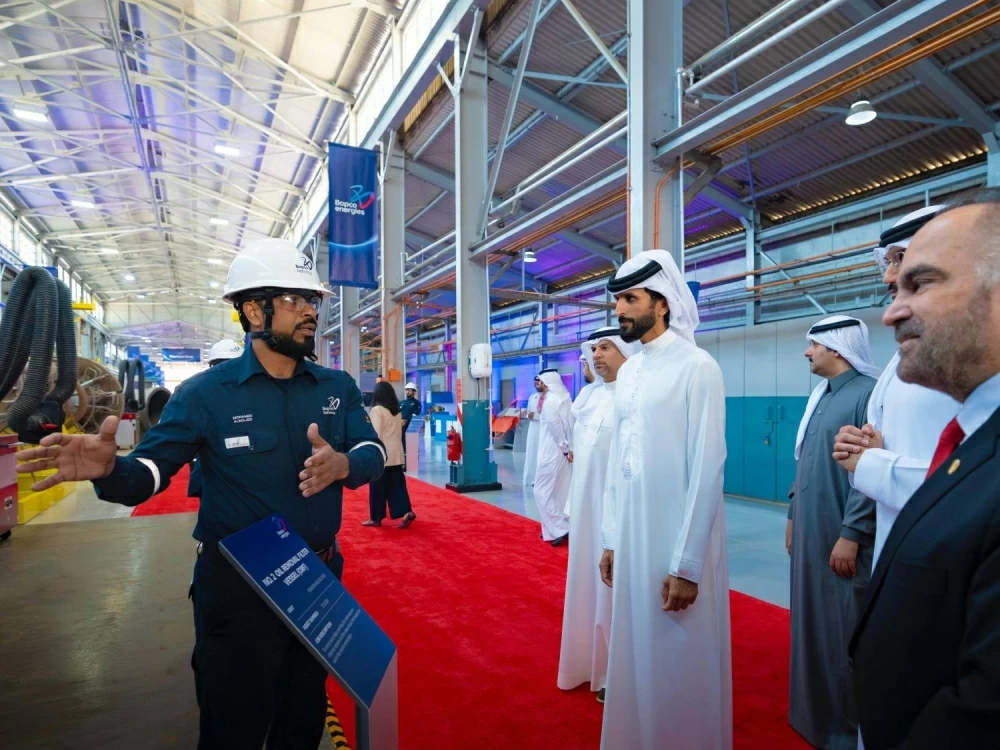 ناصر بن حمد يدشن إنتاجًا قياسيًا للمصفاة بعد مرور عام على افتتاحها
