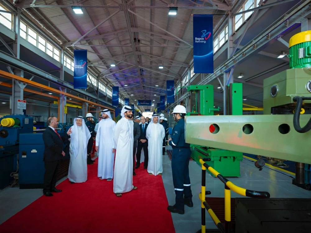 ناصر بن حمد يدشن إنتاجًا قياسيًا للمصفاة بعد مرور عام على افتتاحها