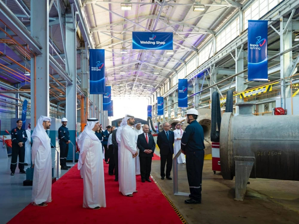 ناصر بن حمد يدشن إنتاجًا قياسيًا للمصفاة بعد مرور عام على افتتاحها