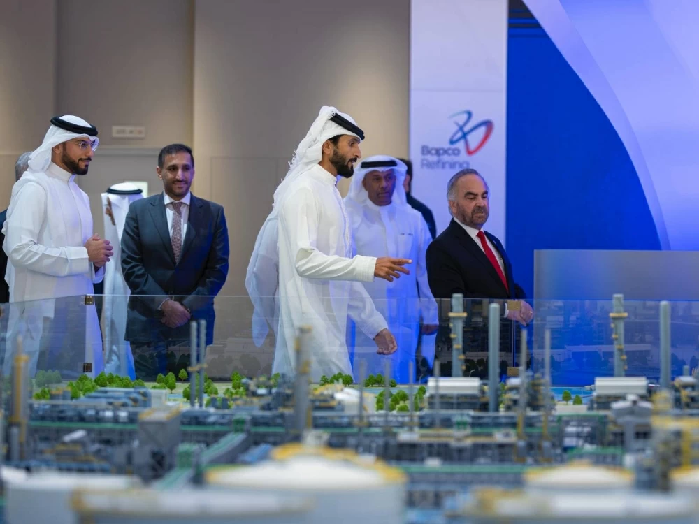 ناصر بن حمد يدشن إنتاجًا قياسيًا للمصفاة بعد مرور عام على افتتاحها