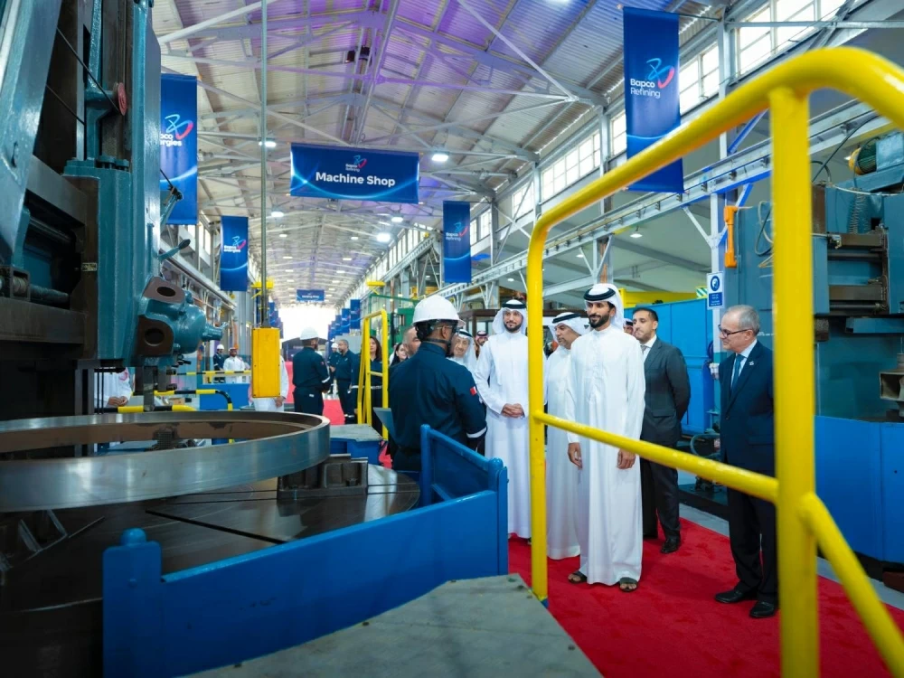 ناصر بن حمد يدشن إنتاجًا قياسيًا للمصفاة بعد مرور عام على افتتاحها