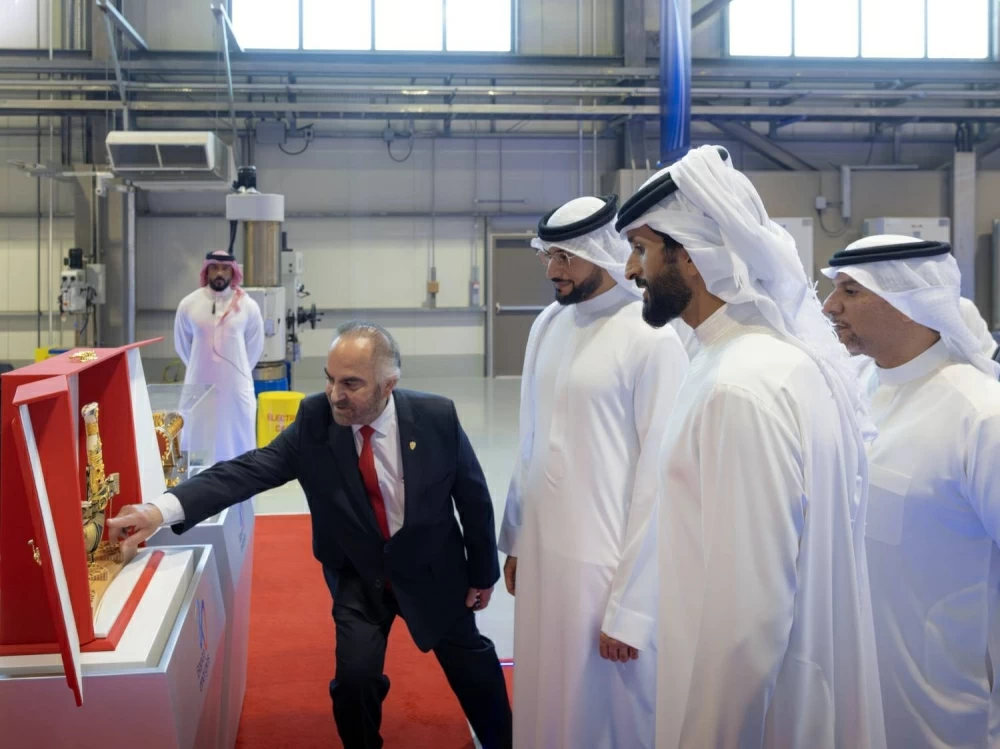 ناصر بن حمد يدشن إنتاجًا قياسيًا للمصفاة بعد مرور عام على افتتاحها