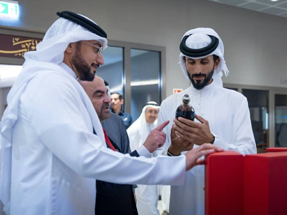 ناصر بن حمد يدشن إنتاجًا قياسيًا للمصفاة بعد مرور عام على افتتاحها