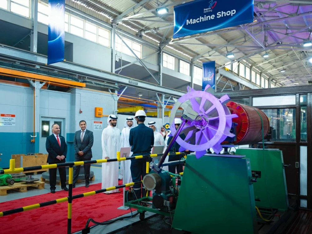 ناصر بن حمد يدشن إنتاجًا قياسيًا للمصفاة بعد مرور عام على افتتاحها