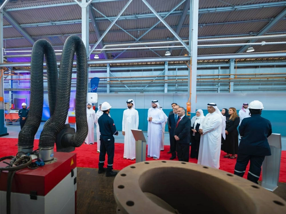 ناصر بن حمد يدشن إنتاجًا قياسيًا للمصفاة بعد مرور عام على افتتاحها