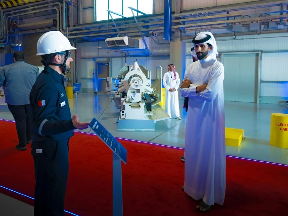 ناصر بن حمد يدشن إنتاجًا قياسيًا للمصفاة بعد مرور عام على افتتاحها