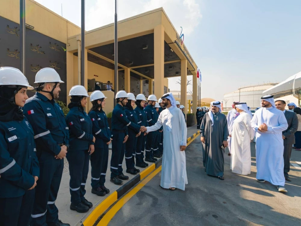 ناصر بن حمد يدشن إنتاجًا قياسيًا للمصفاة بعد مرور عام على افتتاحها